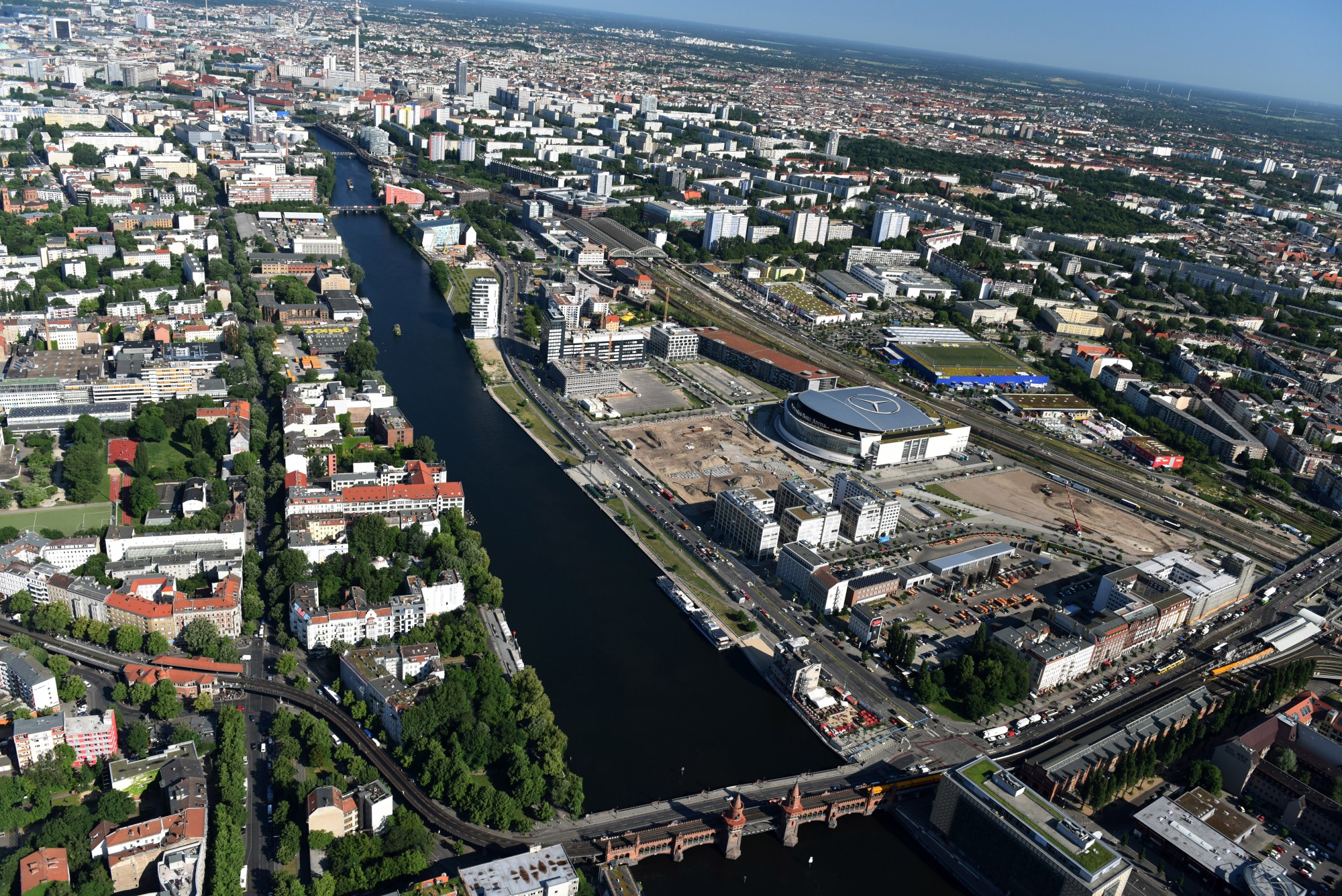 BERLIN 06.06.2016 Mercedes-Benz-Arena am Ufer des Flusses Spree im Ortsteil Friedrichshain in Berlin. Die frühere o2 World Berlin und heutige Mercedes-Benz-Arena liegt im  Anschutz Areal, einem Büro- und Geschäftsgebiet am Spreeufer. // Mercedes-Benz-Arena on the Spree riverbank in the Friedrichshain part of Berlin. The former O2 World - now Mercedes-Benz-Arena - is located in the "Anschutz Areal", a business and office space on the riverbank. www.mercedes-benz-arena-berlin.de Foto: Robert Grahn