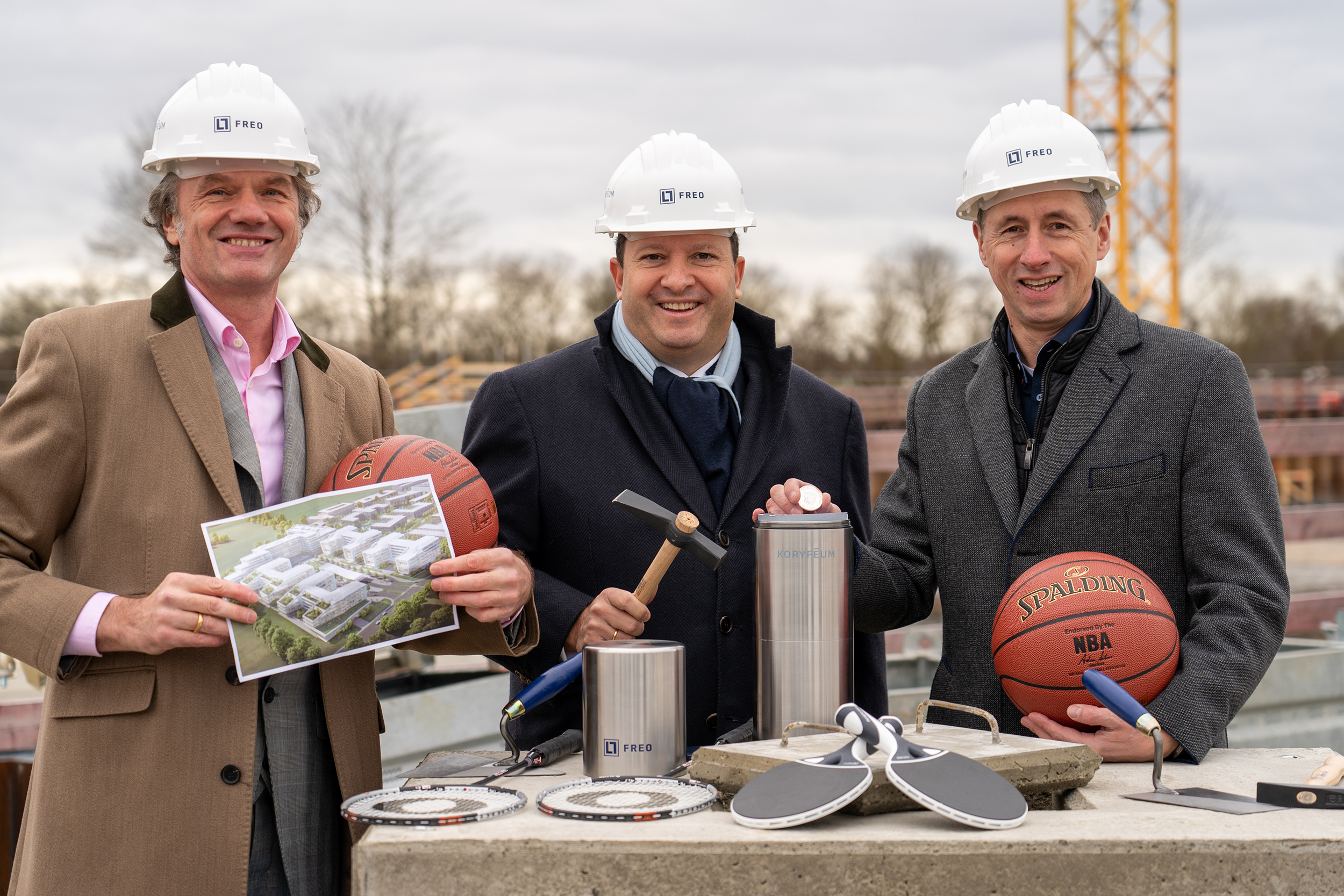 Koryfeum
Von links nach rechts: 
Georg Gewers, Gewers & Pudewill GmbH Architekten 
Matthias Luecker, Bauherr und Chairman & CEO Freo Group 
Christoph Böck, Erster Bürgermeister Unterschleißheim

Copyright: Kathrin Stetter @Laurin 18 Fotostudio